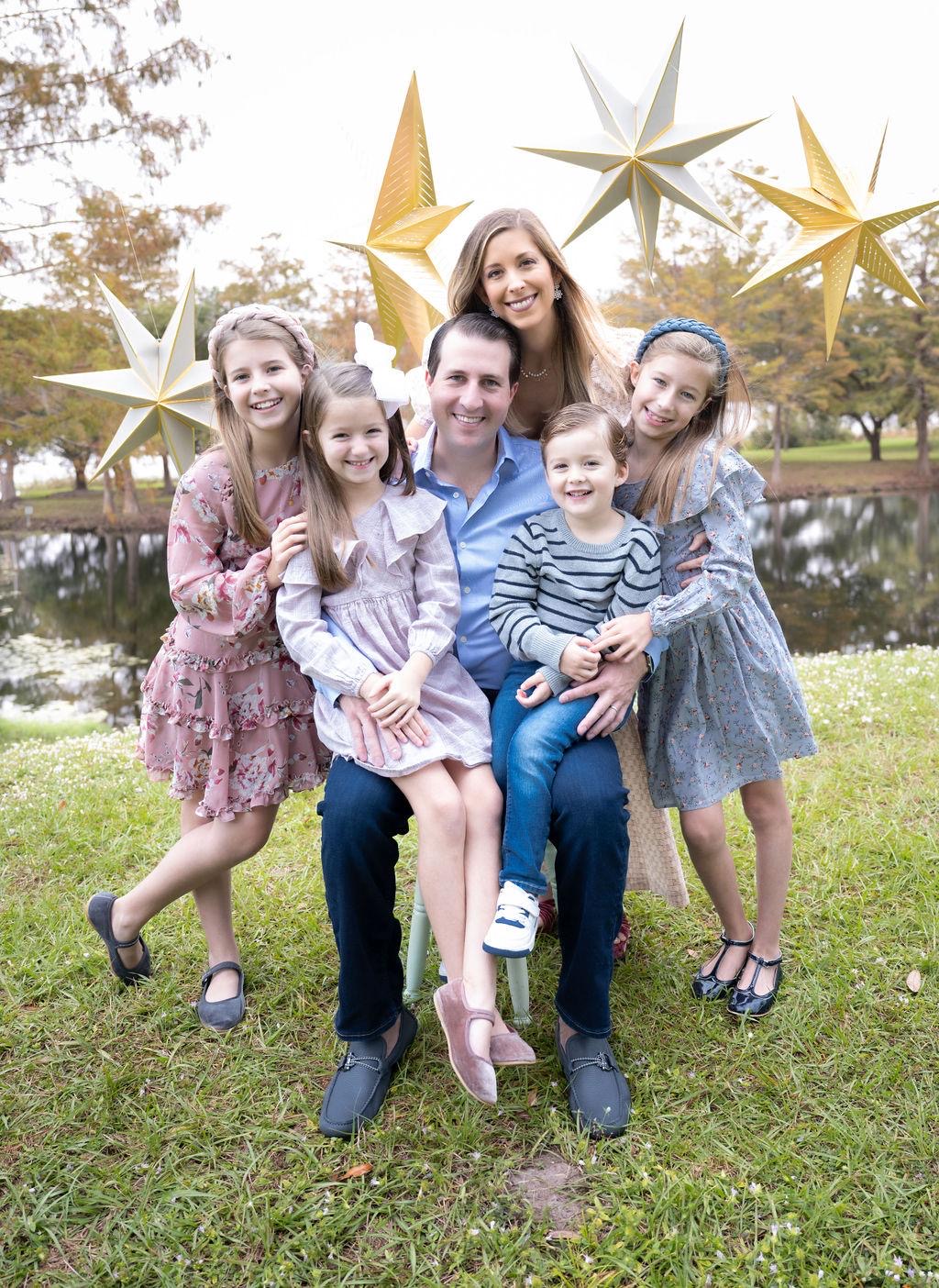 Retrato de família ao ar livre sob estrelas douradas